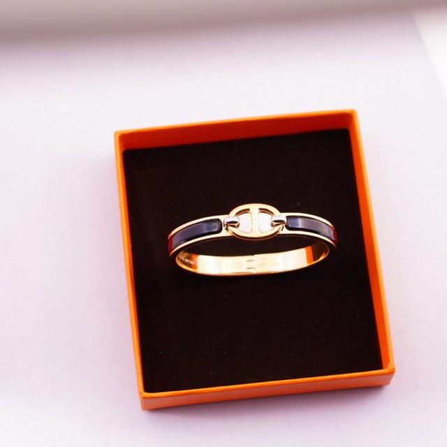 mini clic白色黄线猪鼻子手镯 温柔细致的白色，超级好看阿阿阿