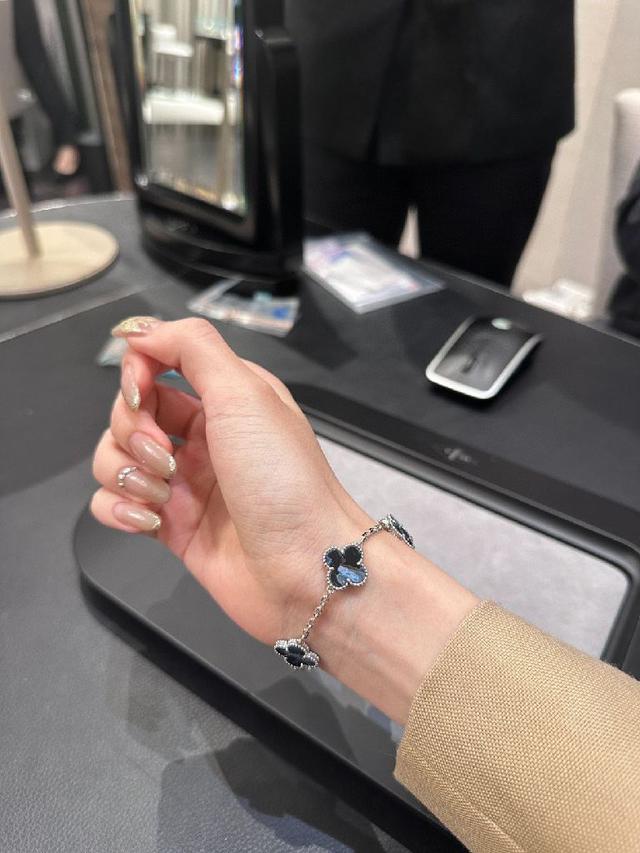 我们的顶级终极版本采用的是纯银材质，再到表层电镀超厚的真金电镀层，