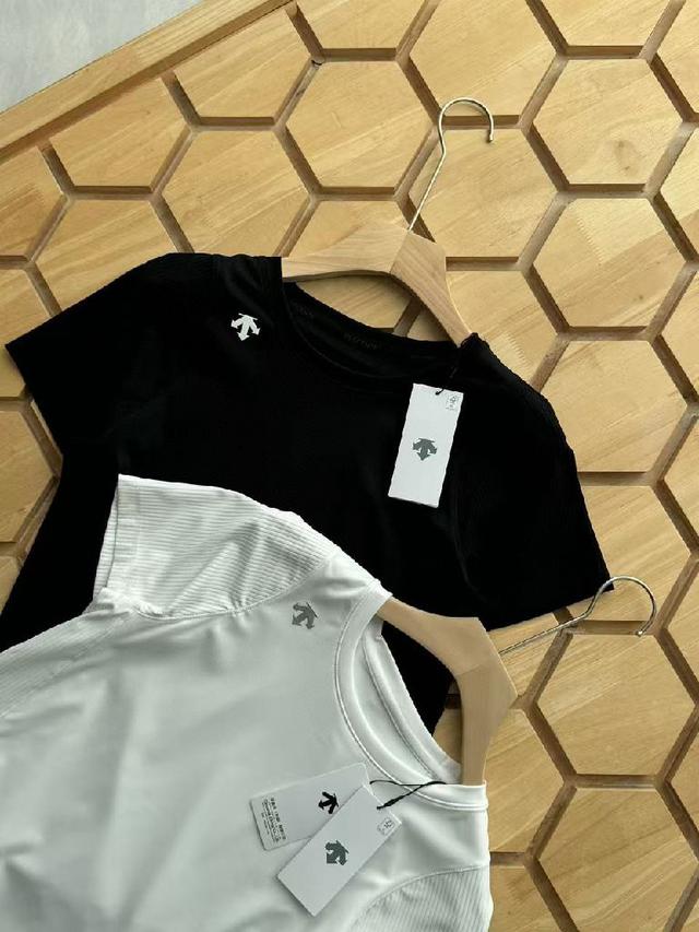 Descente/迪桑特这款卫衣看似简单，但是版型真的是十分的出