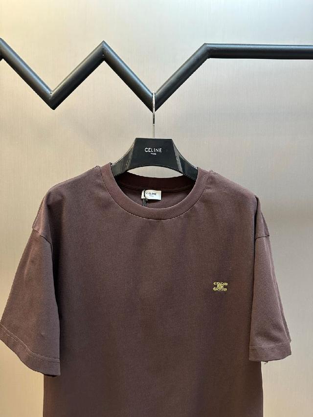 采用标准修身剪裁，通过立体肩线与微收腰设计，在保持利落轮廓