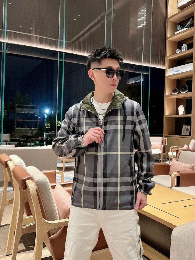 简约logo元素长袖T恤。定制高级面料手感柔软舒适带有弹力，简约大气