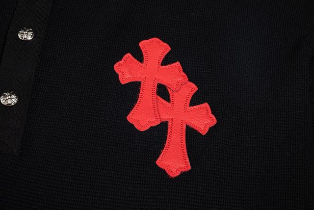 后幅Logo铁牌随着身体的摆动而微微晃动 增添了一份动感与活力