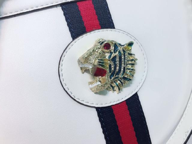 饰以樱桃红色皮革滚边和品牌标志性的织带元素，惊艳亮相2019早秋系列