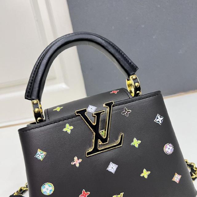 采用高级人造帆布制成，意大利全粒面鞣猪纹小牛皮滚边。