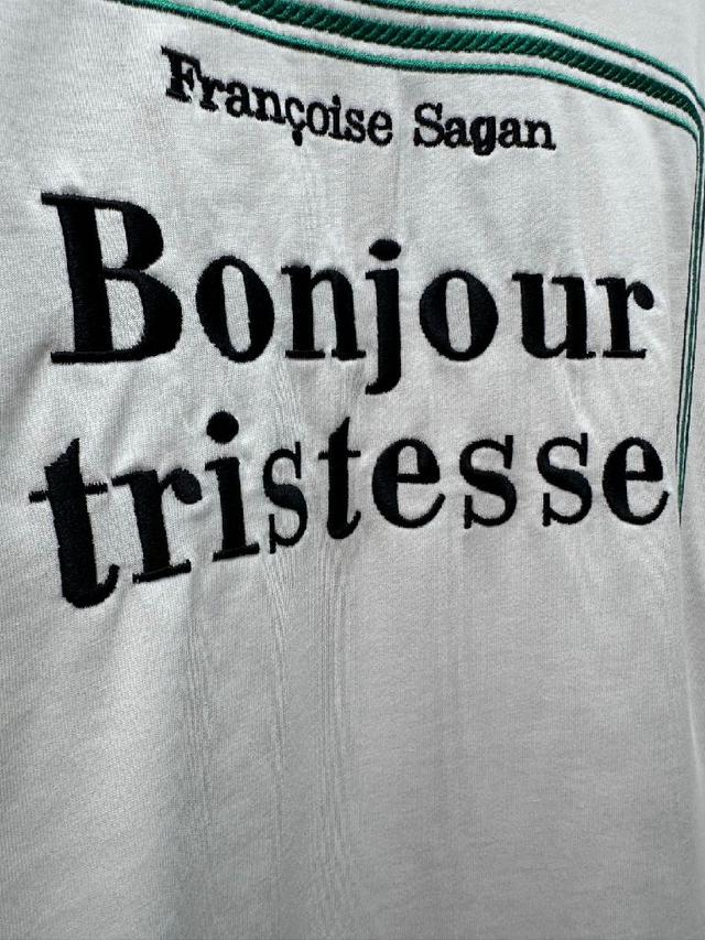 棉质平纹针织面料 正面以刺绣展现图书封面