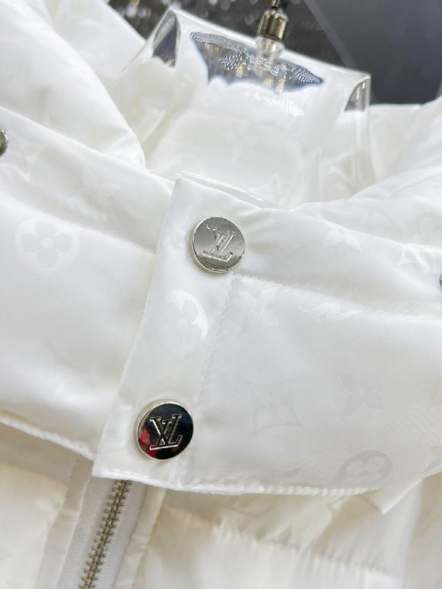 官网款2025秋冬新款羽绒服。这款号称羽绒服届最高端的