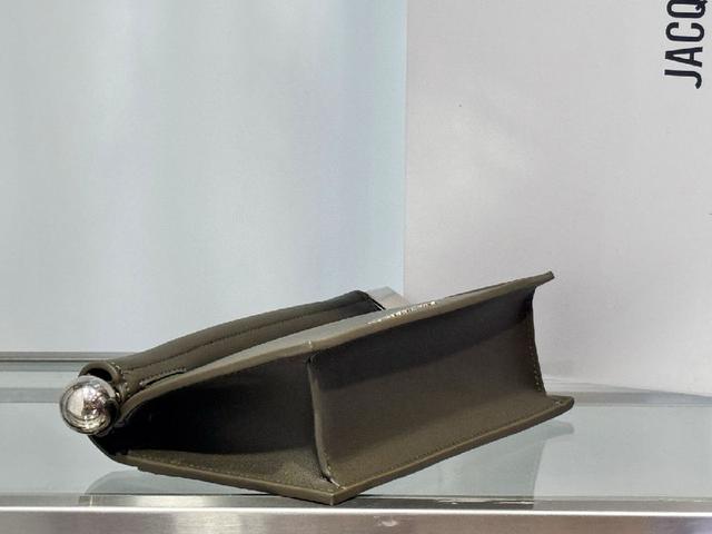 这款独特的手提包 被称为“take-out clutch”小羊皮材质 卷边折叠盖内部卡扣