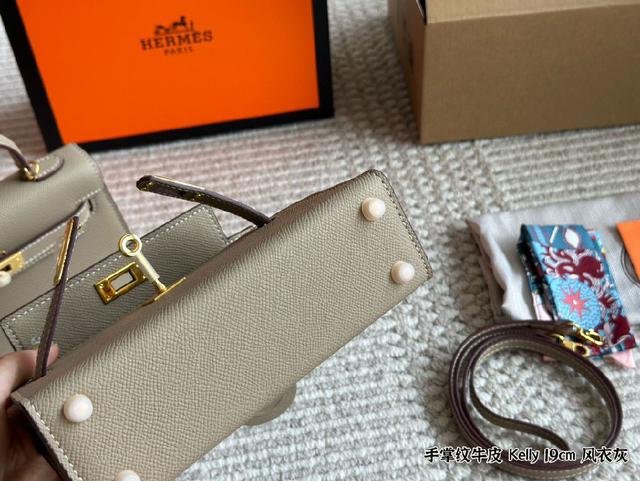 爱马仕mini kelly-代，真的太香了，属于日常休闲跟女人味都可以驾驭