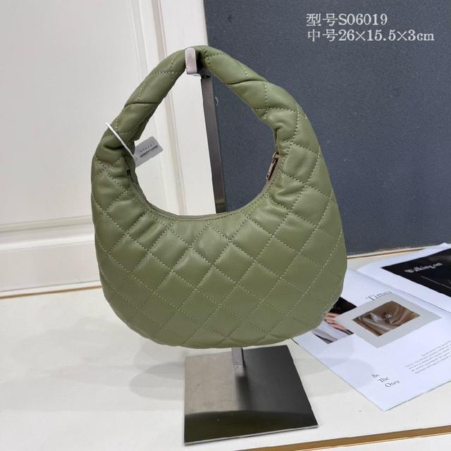 完美结合复古与现代感，堪称本季最令人期待的It Bag之一