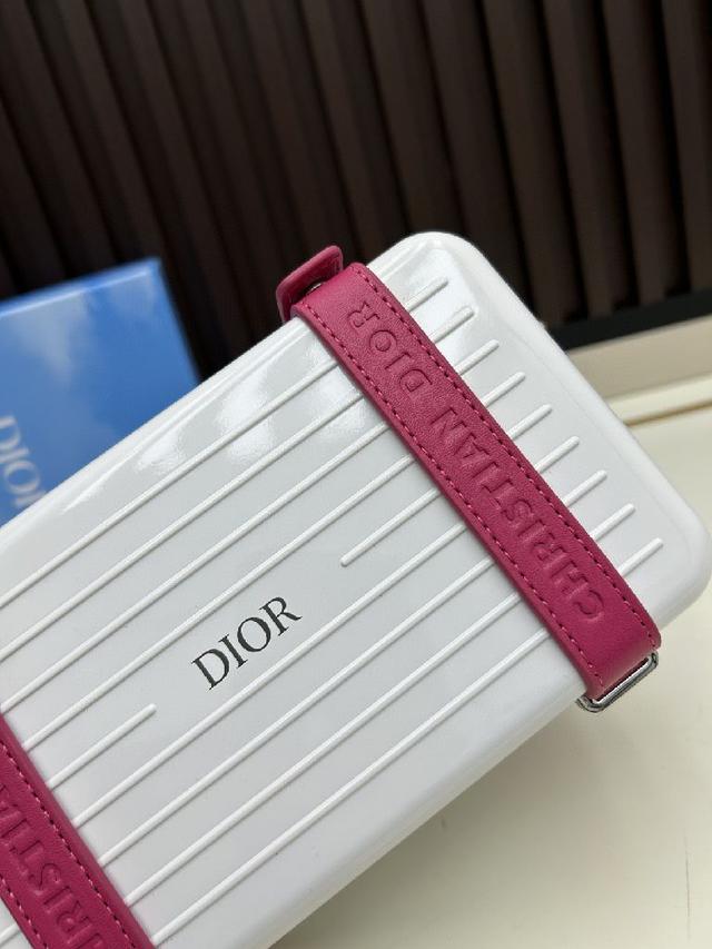 感觉档次又提高了一个度，尤其是实物小盒子采用了RIMOWA标志性的磨砂质感