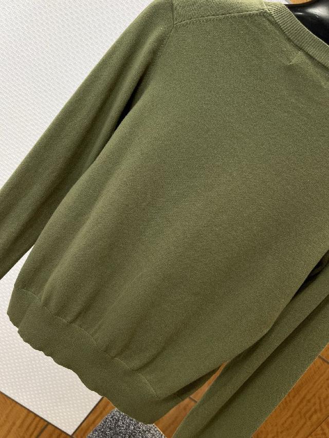 可自由调节开合度，既能塑造干练商务感，也能解锁休闲随性造型；袖口采用同面料收边设计，贴合手臂线条，