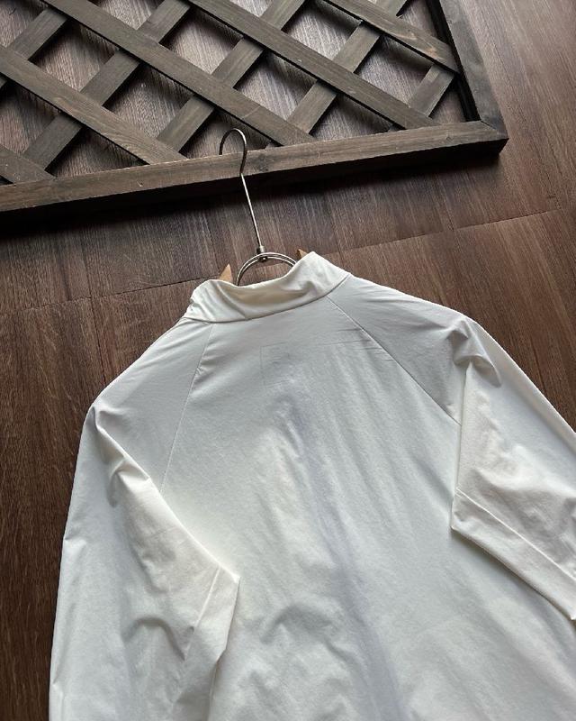 高品质简约高级感的日常优选。做旧磨边领口自带随性氛围，正面立体压印品牌标识