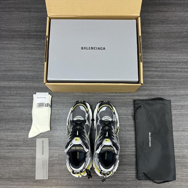 巴黎世家-Runner、是通过溢胶、做旧、缝线等细节，展