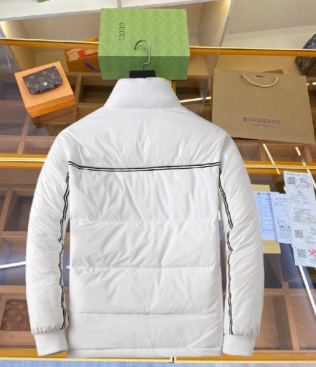 秋冬新款羽绒服。这款号称羽绒服届最贵的，全部90绒的