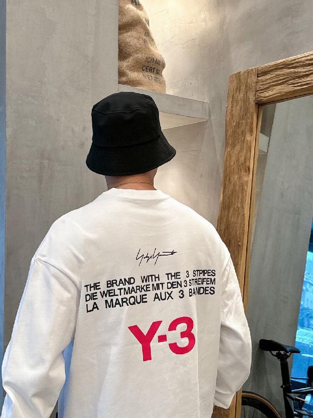 采用进口260克棉材质制作而成，柔软的面料触感，贴身穿着亲肤