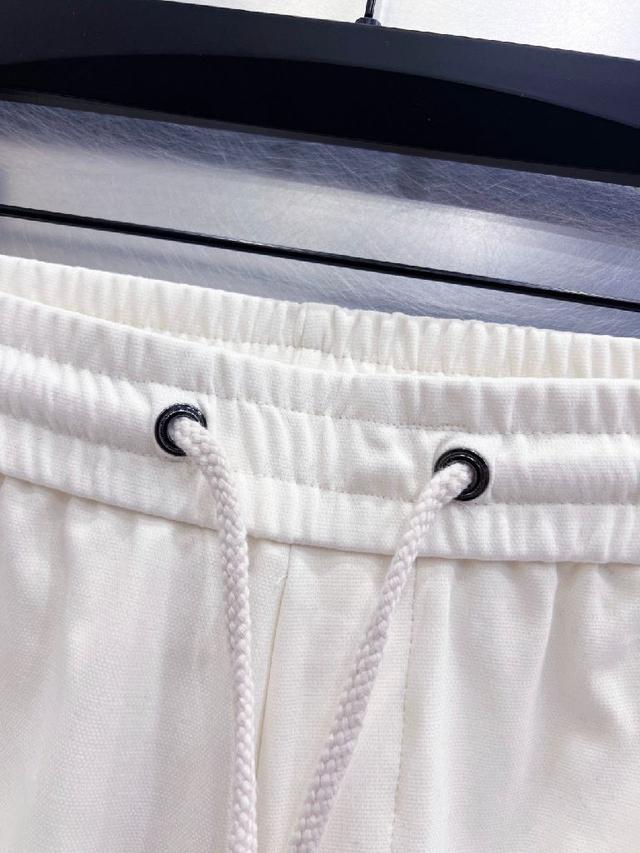 细节无可挑剔，顶级辅料配备，原版logo设计理念，手感细腻柔软！