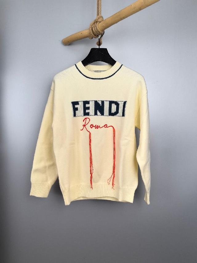 louis v*2025最新款圆领针织毛衣 前后幅的刺绣采用亚麻材质绣线制作