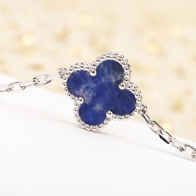 我们的顶级终极版本采用的是纯银材质，再到表层电镀超厚的真金电镀层