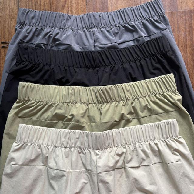 采用高弹速干面料，触感柔滑细腻，具备良好的排汗导湿性能