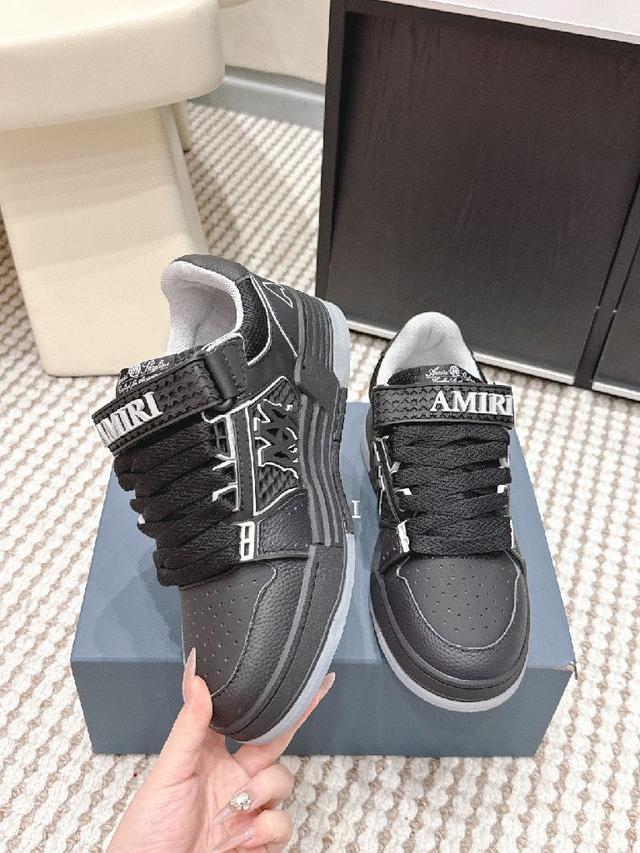 AMIRI黑色魔术贴板鞋，简约设计+品牌标识，辨识度超高！