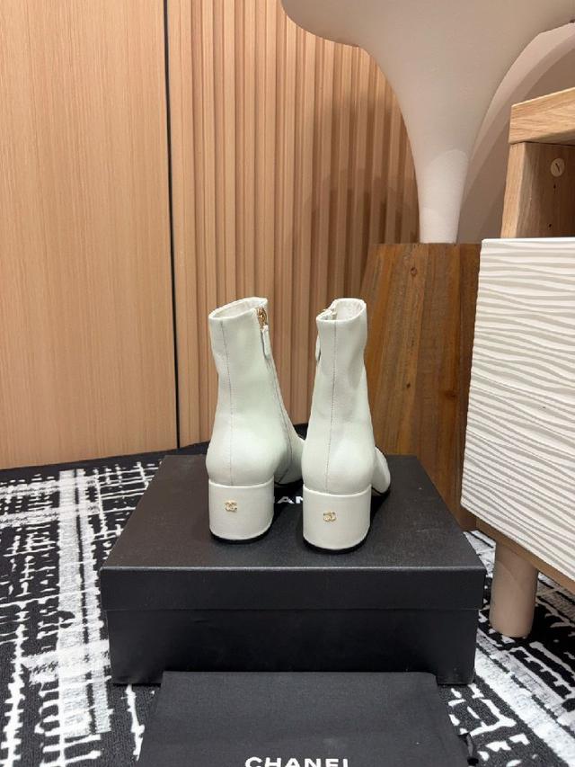 小香漆皮头粗跟弹力短靴 香家气质高奢风延续