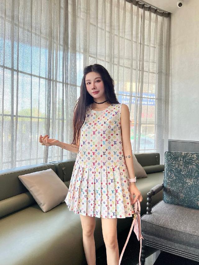 25SS新款牛仔无袖连衣裙👗/下摆压折设计/字母刺绣装饰/