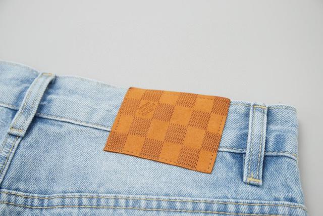 翻领CD经典设计 搭配镌刻“DIO*”标志的纽扣 胸前贴袋，直筒底边，100% 棉。