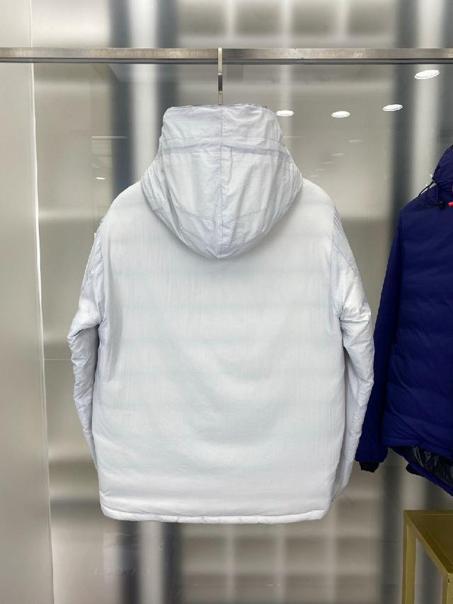 初冬的羽绒夹克：在寒冷、下雨的早晨，可作为防雨夹克里