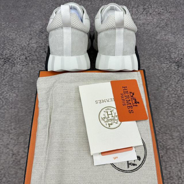 几何网眼和麂皮山羊皮运动鞋。 轻盈鞋底装饰撞色图案