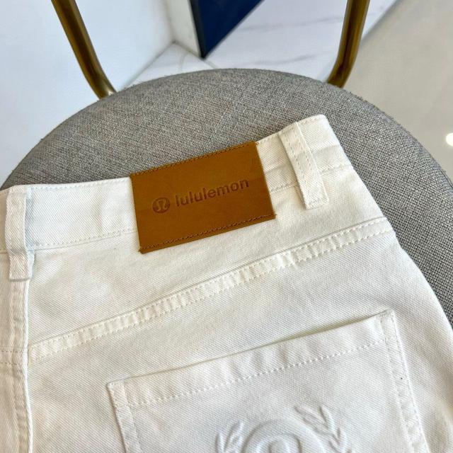 2026春夏新品牛仔裤，以极简酷感重塑日常穿搭！后腰立体压印PRADA字母+三角标，高级感拉满