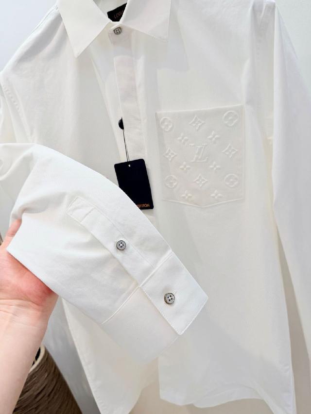 通过14针细针进口机织机编织而成。高支数纱线赋予面料细腻平密的基底