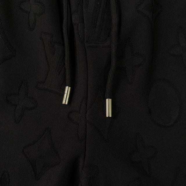 精纺棉材质轻薄透气，上手棉感偏强，透气性吸湿性强；不易出褶亦