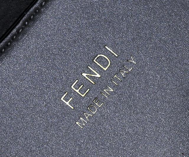 FÉŃĎI TOTE 托特包“阳光手提袋” 皮革简单字母LOGO设计