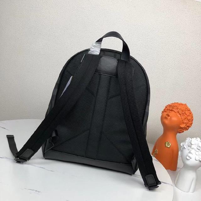 B家最新双肩包采用标志性格纹设计，搭配平滑皮革边饰