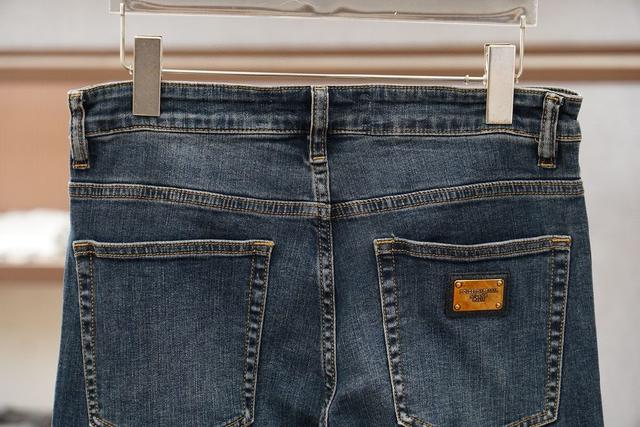 都市风十足 采用精纺纯棉面料手感软糯干爽，上身效果挺括有型。