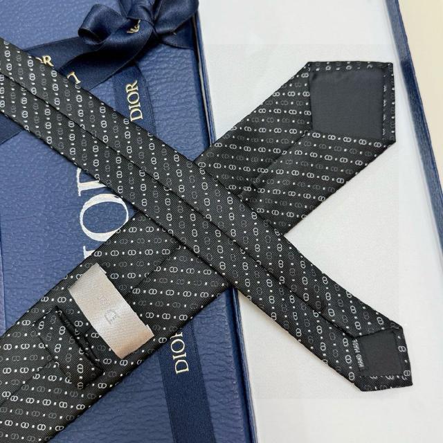 以同色调手法演绎的更显雅致风范。让男士可以充分展示自己个性。