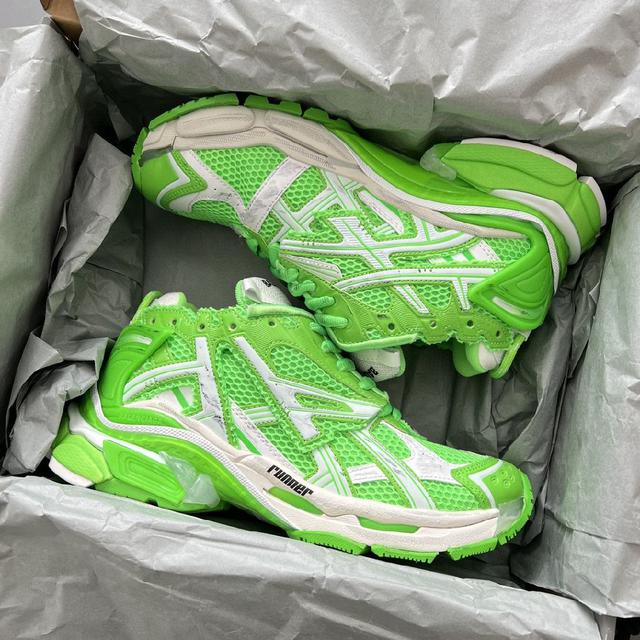 巴黎世家-Runner、是通过溢胶、做旧、缝线等细节，