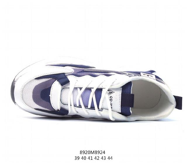 阿迪达斯 Adidas/阿迪 采用复古褶皱皮面材质，轻量EAV发泡橡胶大底