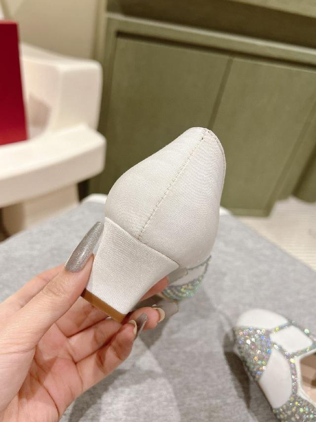 真皮大底+羊皮垫，穿着舒适不累脚，搭牛仔裤、西裤、连衣裙都很出彩，