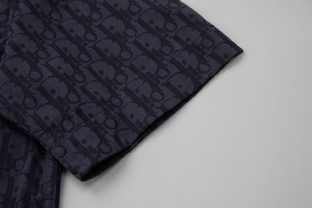 翻领CD经典设计 搭配镌刻“DIO*”标志的纽扣 胸前贴袋，直筒底边，100% 棉。