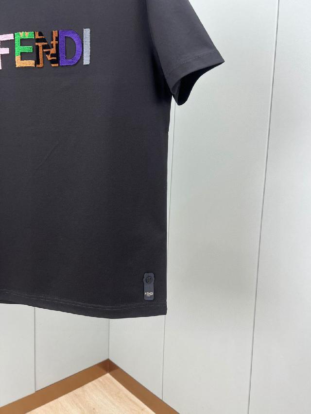 25春夏新品彩色字母植绒刺绣标识短袖T恤，采用定制