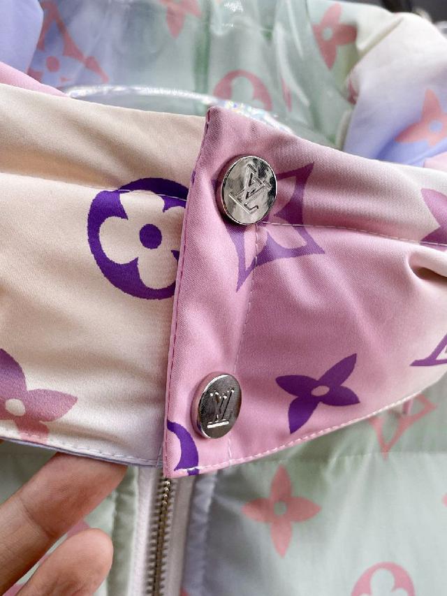 官网款2025秋冬新款羽绒服。这款号称羽绒服届最高端的，