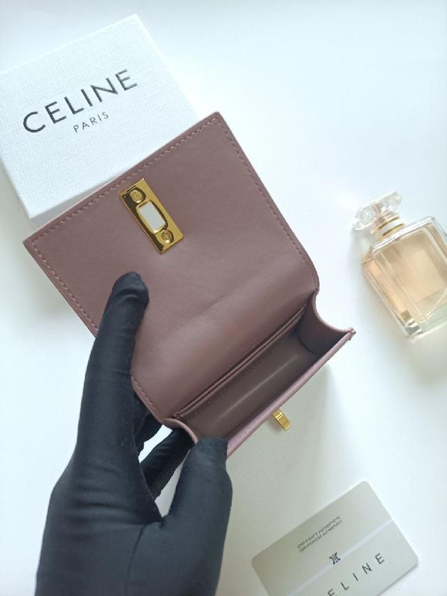 半马衔扣图案化身为开合细节，为多款小皮件增色添彩。这款长夹以绿色