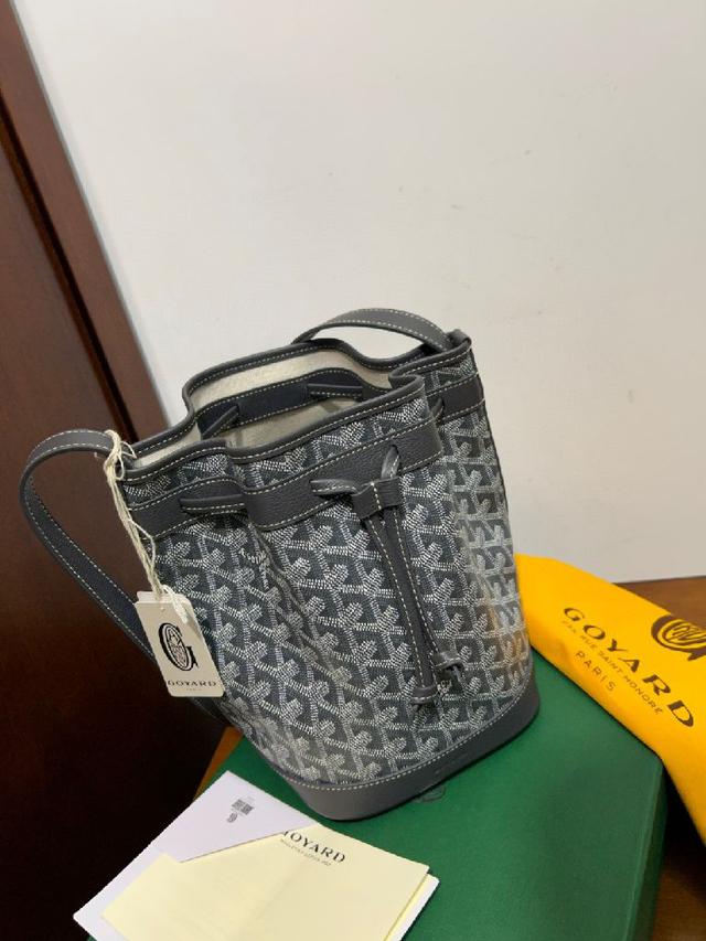 新款Petit Flot水桶包面料采用以亚麻，大麻纤维和棉