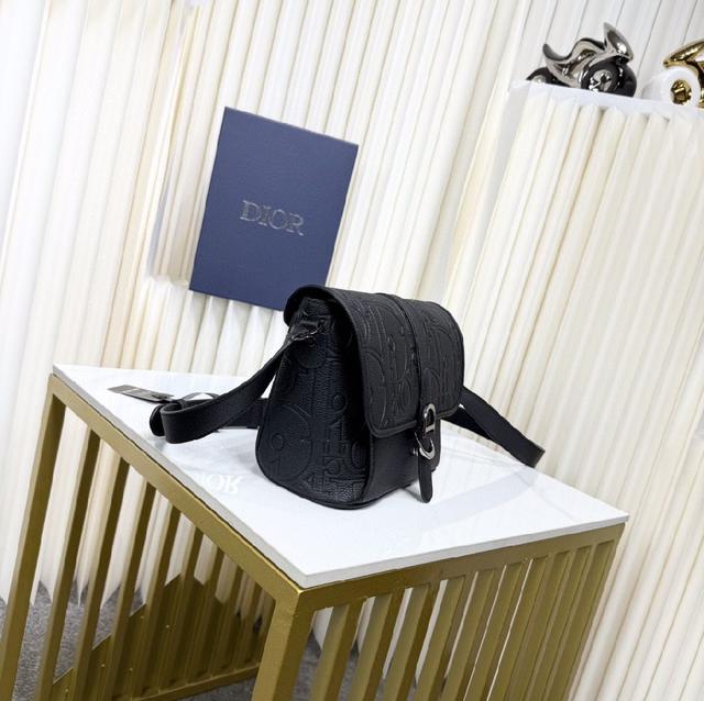 25 手袋设计经典高雅。Dior Gravity 印花效果皮革采用压花工艺将经典