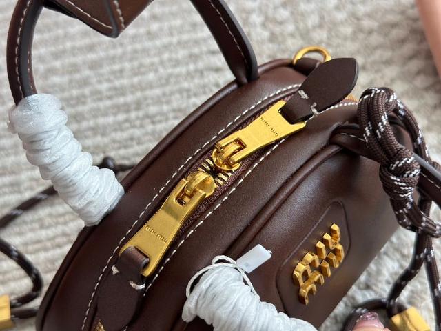 可盐可甜的 MiuMiu 女孩 miumiu wander包包