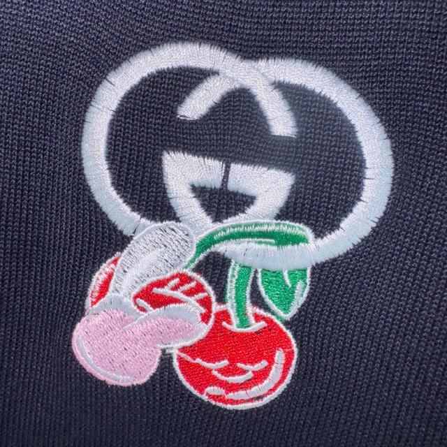 新款圆领针织衫。做工细节同官方同步1:1，采用顶级纯