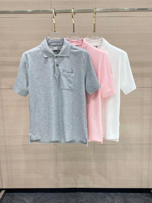 纽扣门襟胸前贴袋，罗纹 Polo 衣领，直筒版型 简单设计款