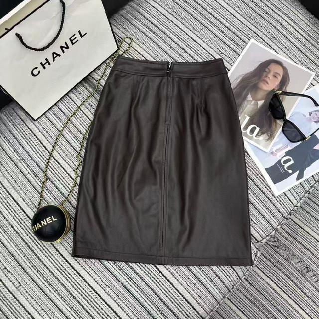 25年早秋系列Miu*新款小绵羊皮短裤 字母贴布