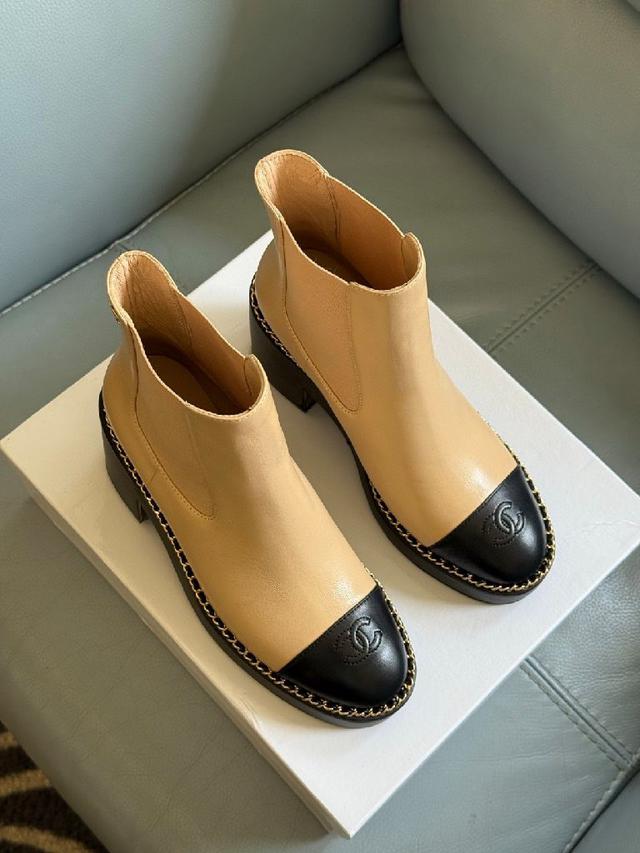 小香25秋冬粗跟短靴新品 延续小香经典拼色设计，经典链条装饰